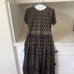 EUC BALTIC BORN LACE DRESS
BlLACK LACE OVER TAUPE. SIZE MEDIUM.